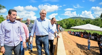 Caiado entrega obras no Vale de São Patrício